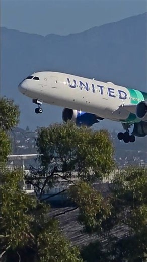 United Airlines 787 Dreamliner taking off from LAX. #airline #aviation