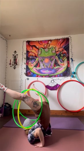 meg🌀 on Instagram: "triple hoop chinstands🐸 indoor movement today while it rained in February🙃 #chinstand #multihoop #hulahooping #flowarts #hulahooping"
