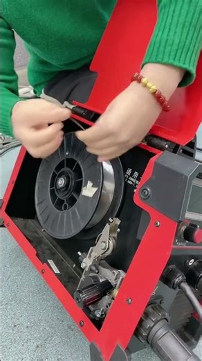 For those who don't know how to disassemble the wire spool for gas-free MIG welding, look here