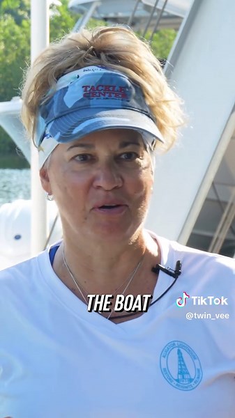 Experience Comfort with Twin Vee 280 GFX2