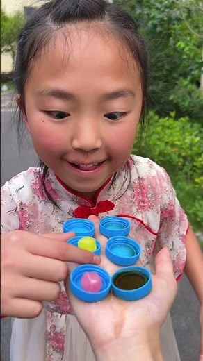 طيب الأخت يعطي الجميع فحم الكوك !