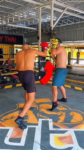 Александр Минуллин тренер Пхукет on Instagram: "Fake right — strike left. The feint distracts. The uppercut punishes. You don’t think — you react. 🔥🥊 Follow — I break down real combos and fight techniques every week. #boxing #uppercut #feint #counterattack #boxingdrills boxingtraining boxingphuket"