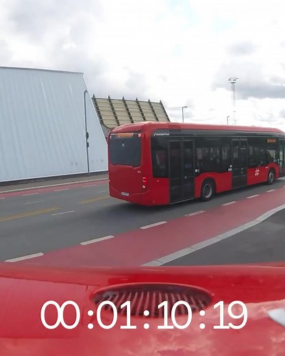 4.6M views · 142K reactions | When you're a ERDI - Public Safety Diving public safety diver the seconds count and timing is everything. ⏲️⁠ ⁠ Dive teams often practice drills like this to reduce time between a station and scene increasing the chance to save lives! ⁠ : Oslo brann- og redningsetat #sdidivers #erdidivers ⁠ ⁠ #publicsafetydivers #diveteam #practice #practicedrills #timing #savelives | SDI - Scuba Diving International | Facebook