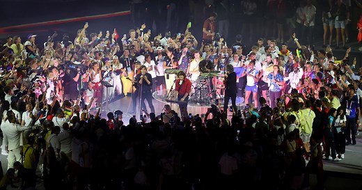 Au milieu des athlètes, Phoenix électrise le stade de France