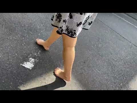 住宅街を裸足で歩く女性 Japanese girl walks barefoot in the city