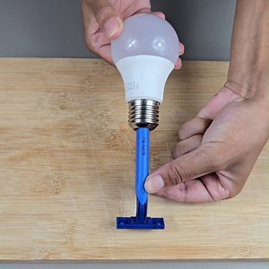 39K views · 279 reactions | Experienced Electrician Revealed! (How to Fix Light Bulbs in 1 Minute) 勞 | Barbie Recipes and Tips | Facebook