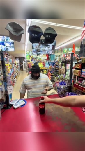 Kejadian di Aceh Tamiang. Detik detik menegangkan seorang pemuda terjebak banjir. Pihak keluarga menyampaikan rasa syukur atas keselamatan putranya serta berterima kasih kepada para kerabat dan masyarakat yang telah memberikan bantuan. Mereka juga berharap doa yang sama mengalir untuk masyarakat di Aceh yang masih terdampak banjir. [🎥: Desna Afdian] #evakuasi #banjirbandang #aceh