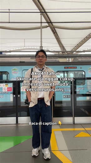 Kamu udah melakukan yang mana aja? Otakmu adalah cerminan usiamu 🧠 Ini rahasia agar tetap muda secara kognitif: 1. Jangan berhenti belajar (Beginner Mindset) 🙇‍♂️ Saat kita mencoba hal baru, otak mengalami neurogenesis dan neuroplastisitas. Sel-sel saraf baru lahir di hippocampus, pusat memori kita. Belajar lewat pengalaman yang menarik jauh lebih efektif memperkuat koneksi otak dibanding sekadar menghafal. 2. Mager? Mari Bergerak! 🏃 Olahraga aerobik yang konsisten bukan cuma buat badan, tapi