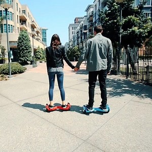 Paseando en Hovertrax… ¿Quién quiere una de estas para navidad? ¡Amazon Mexico las tiene listas para ti! #RideRazor #PatinetaElectrica #Autobalance #LaOriginal #CalidadRazor #RazorWorldWide #SoloAmazonMexico https://www.amazon.com.mx/Razor-Hovertrax-Ele…/…/ref=sr_1_1… | Razor Worldwide