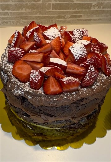 A double stack brownie cake for a customer who prefers brownies over regular cake. With a chocolate cream frosting, topped with fresh strawberries and powdered sugar, it’s a taste of heaven, if you ask me😇 @Nordvik Stavanger #brownies #birthdaycake #hjemmebakeri #stavanger #fyp