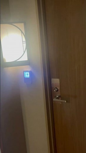 銀山温泉に来ました。泊まる宿は仙峡の宿 銀山荘です。 写真などで有名な銀山温泉の温泉街から1-200メートルのところにある新しい大きな宿です。泊まった部屋です。 オールインクルーシブで飲み放題です