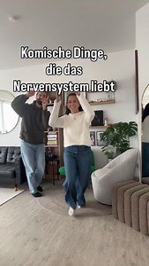 Komische Sachen, die das Nervensystem liebt und warum sie wirken 🧠✨ 🪥 Mit der schwachen Hand Zähneputzen Ungewohnte Bewegungen aktivieren neue motorische Bahnen im Gehirn. Das holt dich aus Automatismen, erhöht kortikale Präsenz und bringt dich zurück ins Hier und Jetzt. ❄️ Kaltes Wasser ins Gesicht splashen Kältestimulation im Gesicht aktiviert den Tauchreflex über den Nervus trigeminus. Herzfrequenz sinkt, die Amygdala beruhigt sich, dein System fährt in Sekunden runter. 🪞 Zehnmal im Spiege