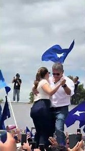 Juan Orlando Hernández baila con mujeres de su familia al ritmo de "Juan el Fogonero"