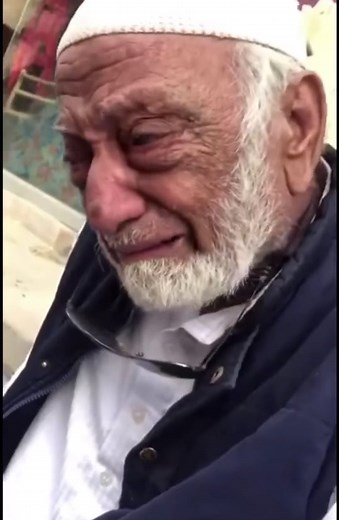 Paisa kama liye, bangla khareed liye, mehngi car b le li! Lekin jiss insaan ne paise kamana sikhaya ussi ko bech Diya bazar me? Kaha leke jaoge sab?