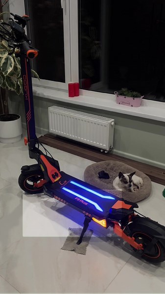 слайд шоу пока что будет такой формат видосов потому что я уезжаю в египет #kugoof3plus#kugoof3  Электросамокат Kugoo F3 Plus — это модель, которая может развивать скорость до \\(50\\) км/ч и имеет дальность хода до \\(80\\) км. На Википедии нет отдельной статьи, но эта информация доступна на сайтах магазинов, специализирующихся на продаже электросамокатов, например FUTUMAG24.ru. Скорость: До \\(50\\) км/ч. Запас хода: До \\(80\\) км на одном заряде. Назначение: Подходит для пользователей, котор