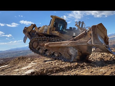 Huge Komatsu D475A Bulldozer Ripping Hard Rock (Great Operator)