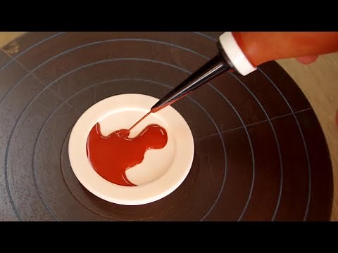 Pour the glaze and apply the glaze.