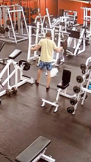 FITNESS TIPS | HEALTH | MOTIVATION on Instagram: "We were not expecting that  Follow @musclemorph_  #gym #bodybuilding #wtf #gymfails #musclemorph"