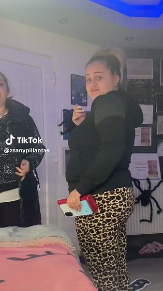 Halloween díszek és vendégreakciók