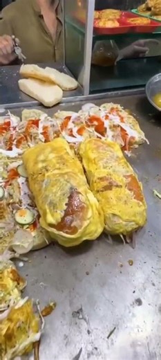 Anday Wala Burger #karachifoodie #foodies #lahorestreetfood #pakistanistreetstyle #pakistanifood