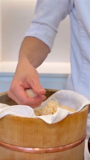 198K views · 2.2K reactions | Les gunkan associent coques de saison, riz et algues nori, formant un petit bateau où chaque ingrédient y trouve sa place 異✨ ** The gunkan combines seasonal clams, rice, and nori seaweed, forming a little boat where each ingredient finds its place 異✨ @yannickalleno @katsutoshi_tomizawa #pavillonledoyen #cuisine #cuisinejaponaise #gastronomie #michelinstar #deuxetoiles #gunkan #coques #algues | L'Abysse au Pavillon Ledoyen | Facebook