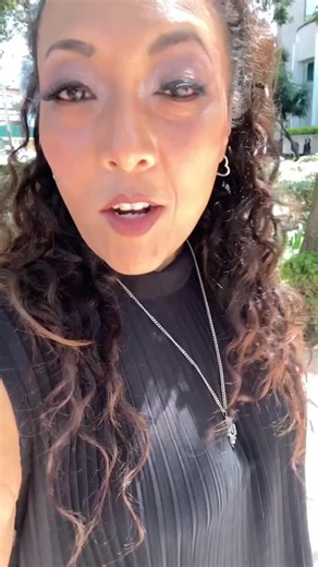 Monologos de la vagina cumple 25 años en este país! Que padre ser parte de esta historia, de contar todas estas historias tan necesarias y de compartir con tantas mujeres maravillosas Gracias siempre @morrisgilr @mejorteatro Vayan a visitar la exposición de la celebración de estos 25 años en la galería abierta sobre reforma y vengan al teatro! | Michelle Rodríguez México