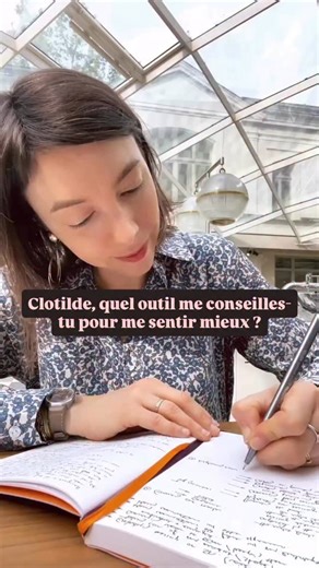 Clotilde Dusoulier | Change ma vie on Instagram: "Le flot de pensées, c’est un des outils fondamentaux de l’approche Change ma vie, et LA pratique qui pourrait bien changer votre vie. Ça consiste à se poser avec un papier et un crayon (ou un support numérique) et à retranscrire par écrit le flot de vos pensées : ce que vous pensez à propos de votre vie, de votre quotidien, de vos relations… Seulement voilà, quand on s’essaie pour la première fois au flot de pensées, on peut se trouver bloquée de