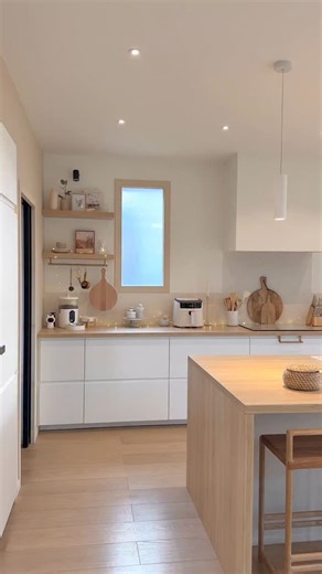 Hello tout le monde ✨ J’espère que vous allez bien. Ça y est… j’ai enfin retiré toute la déco de Noël 🎄 Il ne me reste plus que le sapin à plier et à ranger au garage. Et vous, est-ce que tout est déjà rangé chez vous ou le sapin est encore là ? 🤍 #decoration #homedecor #homedecoration | Grange des loups