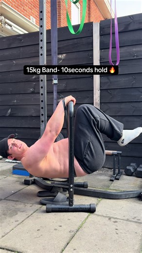 My progress is brilliant in the first 3 months of Calisthenics, from 3 seconds of front lever advanced hold with a 35kg elastic band I reached 10 seconds of hold with a 15kg band. If you also want progress like mine even if you're fat, go to BlakZone.com for free programs, there you will also find my personal program 🙏🔥#calisthenics #backworkout #pullday #frontlever #pull