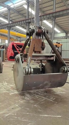 How a Clamshell Grab Works – Engineering Behind the Machine