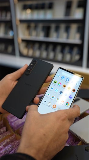 📱 عرض رأس السنة – Sony Xperia 1 V (Mark 5) مستعمل بنظافة عالية إذا كنت تبحث عن هاتف رائد بمواصفات قوية وسعر مغرٍ، فهاتف سوني Xperia 1 مارك 5 هو خيارك المثالي الآن ضمن عرض رأس السنة. ✨ حالة الجهاز مستعمل نظافة عالية فحص كامل 100% أداء ممتاز بدون مشاكل 🔥 أبرز المواصفات شاشة OLED قياس 6.5 إنج بدقة عالية ومعدل تحديث 120Hz معالج Snapdragon 8 Gen 2 القوي كاميرات احترافية بتقنيات سوني (مناسبة للتصوير والفيديو) تصميم أنيق وخفيف مع جودة تصنيع ممتازة صوت ستيريو وتجربة وسائط مميزة 🎧 💰 السعر 350,000 دين