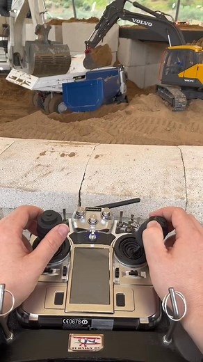 Here seeing how the truck is placed with the Mother The huge excavator made from scratch! XETảIRC XetảIRC#TikToKRC#truck | RC Trucksandmachines