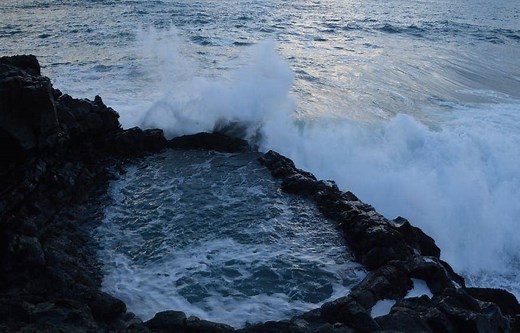 Brimketill Lava Rock Pool Travel Guide | Guide to Iceland