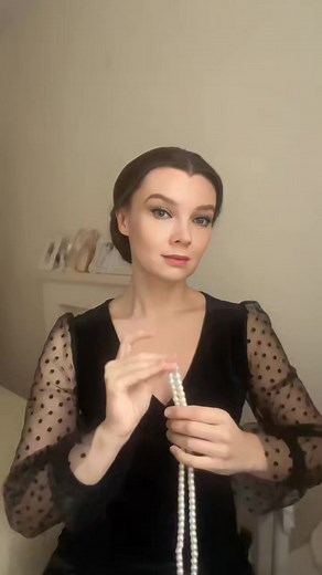 15K views · 273 reactions | 5 FORMAS DE LLEVAR UN COLLAR DE PERLAS Las perlas son una joya atemporal que nunca pasa de moda. Son elegantes, versátiles y pueden adaptarse a cualquier ocasión. En este video, te mostraremos 5 formas diferentes de llevar un collar de perlas para que puedas lucirlas con estilo. #collardeperlas #joyería #moda #estilo #accesorios #tendencias #mujer #belleza | José Antonio Rivera | Facebook