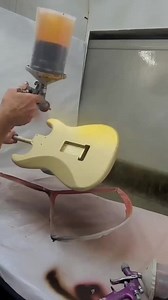 Glitzer für die goldene Stunde: jncolor besprüht im Fender Custom Shop eine Linkshänder Strat in 3-Color Sunburst Sparkle. Kennt ihr jemanden, der so eine Portion Glitzer in seinem Leben braucht? Taggt eure Freunde in den Kommentaren! | Fender
