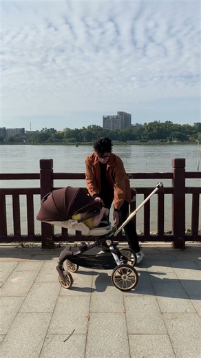 Withitsfull-coverage canopy,this stroller protects your baby perfectly from the intense Malaysiansun