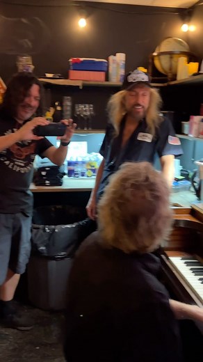 Brent Jeffers, Stryper keyboardist from the ‘80s (and also seen on the Live In Puerto Rico DVD), stopped by before the show to say hello! Always great seeing our friend. Go to Volume.com to grab a ticket to tonight’s show. @getonvolume | Stryper