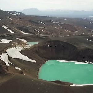 En famille ou entre amis, les sources d'eau chaudes sont de véritables institutions en Islande 🧖‍♂️ 🧖‍♀️ Détendez-vous ce soir avec les Echappées Belles en Islande de Jerome Pitorin : RDV à 20h50 sur France 5 ! | Echappées Belles