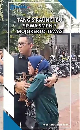 TANGIS MERAUNG IBU SISWA SMPN 7 MOJOKERTO yang Terseret Ombak, 3 Siswa Tewas, Satu Hilang