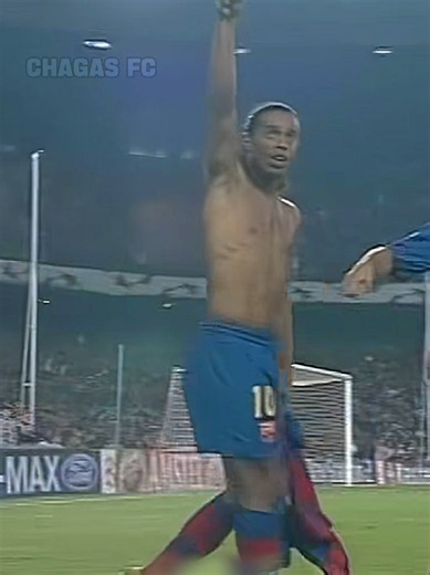 RONALDINHO ATTACKED BY RIVAL FANS 🔥☠️ #ronaldinho #skills | Ronaldinho