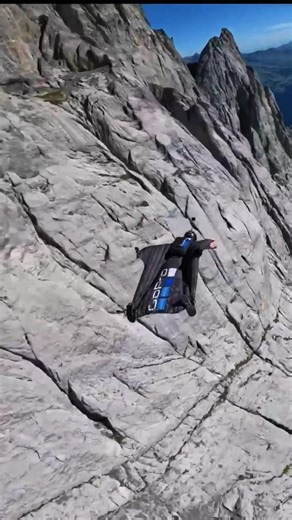 Dangerous Stunt wingsuit flying ☠️#viralvideo #wingsuitflying