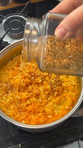 Patrícia Karine de S. Mendonça on Instagram: "Arroz laranja, lindo e nutritivo 🥕 Bati uma cenoura descascada com 1 litro de água quente no liquidificador ATENÇÃO: pode tampar mas deixa a parte vazada da tampa na posição do bico, para quando for bater com a água quente não explodir, e começa batendo no pulsar) 500g de Arroz branco ou parboilizado 1 cenoura grande descascada Azeite Manteiga Alho em pó (pq era o que eu tinha) Alho frito Sal (Colocaria tb uva passa) Panela quente, coloca o azeite e