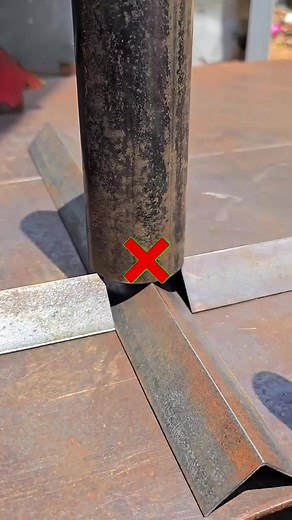 Pattern splicing of circular tube and angle iron#Riveter #Welder #Ironwork