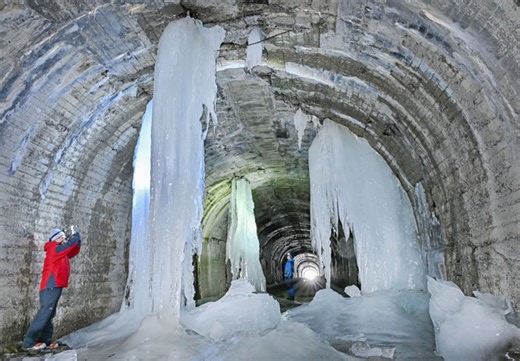 「巨大氷柱」壮観　万世大路・二ツ小屋隧道に今年も出現:地域ニュース:福島民友新聞社