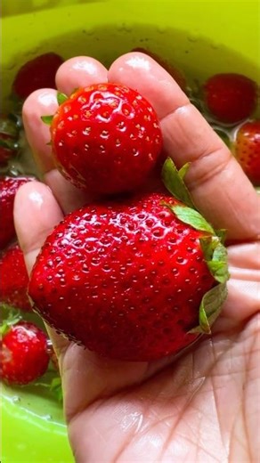 How to clean strawberries 🍓 | Easy Ways to clean ✨#shorts #strawberry