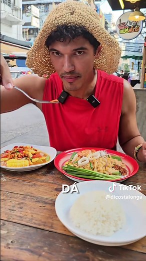 Experimentando Comida Tailandesa: Salada de Milho, Pad Thai e Arroz - Preços e Local em Bangkok