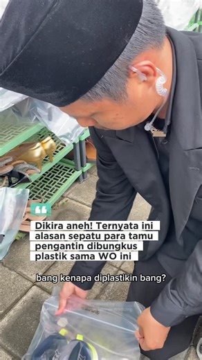 Timeless Love Wedding | Islamic Intimate Wedding Organizer on Instagram: "Jadi ceritanya kemarin kita dipercaya salah seorang catin untuk organized acara pernikahannya yang berlokasi di dalam aula masjid dan mengharuskan para tamu undangan untuk melepas alas kakinya. Qoddarullah langit pada saat itu mendung, sedangkan alas kaki tamu undangan di luar masjid. Alhasil sebagai ikhtiar menjaga alas kaki tamu undangan tetap kering, tim Timeless Love membungkus plastik masing-masing sepatu para tamu un