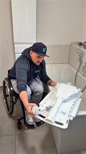 Daniel Schöb on Instagram: "Jetzt in kompletter Länge So kannst du trotz Handicap wieder sicher baden – ohne Umbau! 🛁In diesem Video zeige ich dir den Badewannenlift Bellavita 2G komplett aus der Praxis:➡️ rein in die Wanne➡️ sicher absenken➡️ entspannt baden➡️ wieder hoch➡️ und wieder rausDer Bellavita 2G ist ultraleicht, extrem standfest und passt in fast jede Badewanne – ganz ohne bauliche Veränderungen.Ich erkläre dir Schritt für Schritt, wie der Aufbau funktioniert, worauf du achten musst