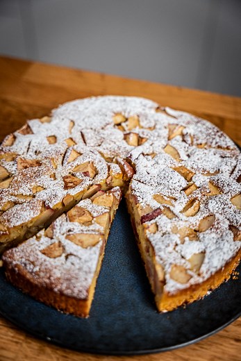 Marcel Paa on Instagram: "Dieser super-einfache Apfelkuchen ist in nur 5 Minuten im Ofen und somit das perfekte Rezept, wenn es mal schnell gehen muss.😋🍎 ➡️Vollständiges Video auf YouTube.com/@marcelpaa ➡️Rezept: marcelpaa.com Rezept für 1 Kuchen Ø 24 cm 2 Eier 90 g hello sweety Etwas Zitrone, Abrieb 1 Prise Salz 160 g Vollmilch 150 g Weissmehl 8 g Backpulver 4 Äpfel 1 Prise Zimt #apfelkuchen #applepie #schnellerkuchen #einfacherkuchen #schnellundeinfach #easycake #5minutenrezepte #lastminuter