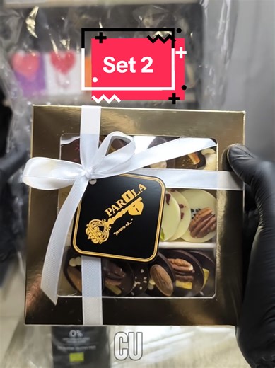 Setul nr. 2 – gust autentic și combinații alese cu grijă. Cacao pură din Spania, ciocolată albă cu fistic fără zahăr și cutie asorti handmade cu nuci și fructe liofilizate. Un cadou elegant, la doar 338 lei. #SetCadou #CadouPremium #CacaoSpania #CiocolataCuFistic #FaraZahar
